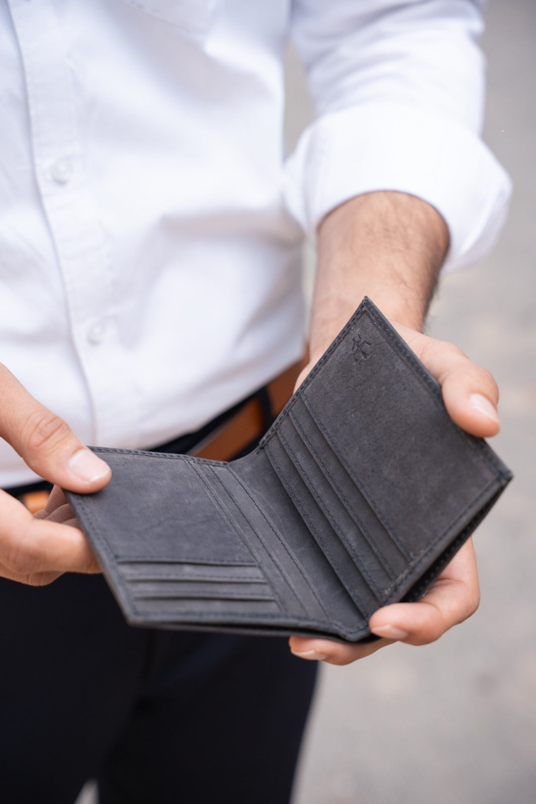 Standing Bi-Fold Dust Black Full Grain Leather Wallet